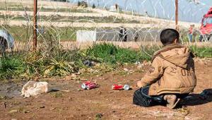 Young Syrian refugee at Turkish border