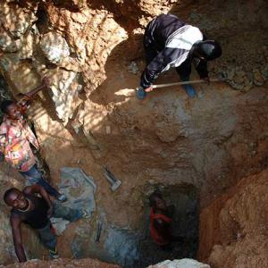 Gold miners in Democratic Republic of Congo