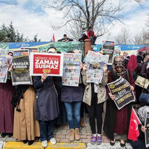 People protest the government takeover of Turkish newspaper Today&#039;s Zaman.