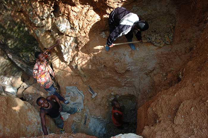 Gold miners in Democratic Republic of Congo